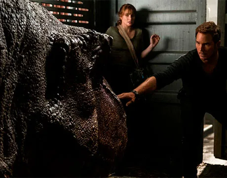 Claire y Owen acercándose a un T-Rex dormido