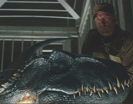 Ken Wheatley intentando arrancarle un diente al Indoraptor