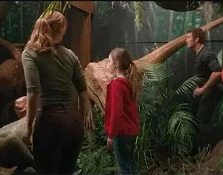 Claire, Maisie y Owen dentro de una de las salas de exposición del museo