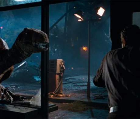 Un velociraptor acechando a Ian Malcolm