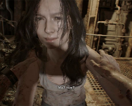 Ethan Winters encuentra a su mujer Mia en el sótano de la casa de invitados de la familia Baker en Resident Evil 7