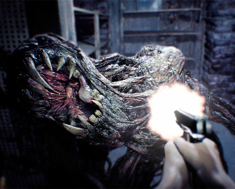 Ethan disparando a una de las criaturas de la mansión Baker, un "Molded"