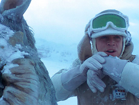 Luke en Hoth intentando comunicarse con la base rebelde