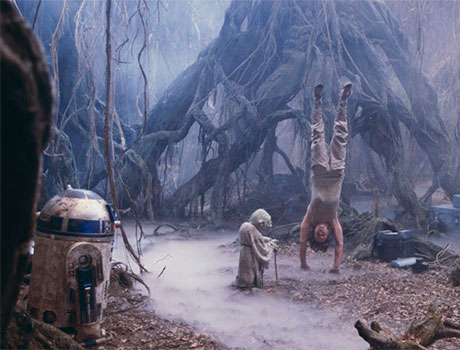 Luke entrenando bajo la tutela de Yoda mientras R2D2 observa