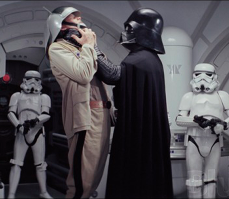 Darth Vader estrangulando a rebelde
