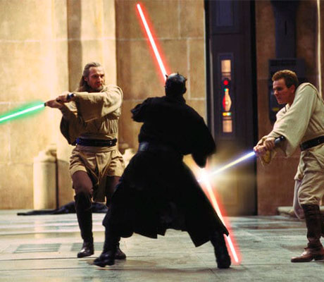 Qui Gon Jin y Obi Wan Kenobi luchando contra Darth Maul