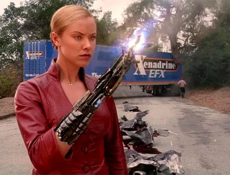 El T-X probando uno de sus armas