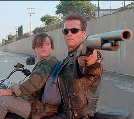 Un joven John Connor junto al T-800 Terminator
