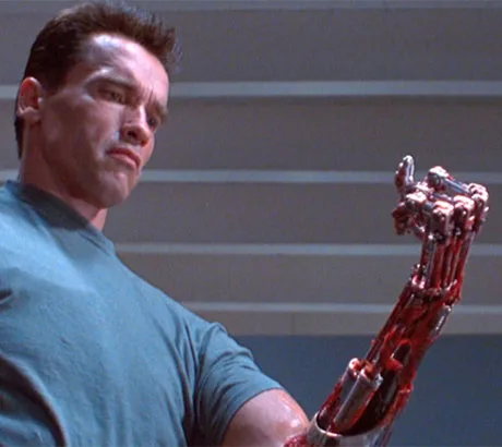 El T-800 quitándose la piel del antebrazo para mostrar su exoesqueleto metálico