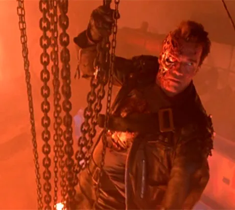 El T-800 sacrificándose en una caldera de fuego