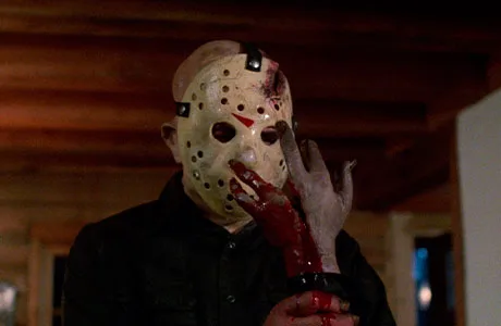Jason sujetando la mano de una de sus víctimas en Viernes 13 parte 4