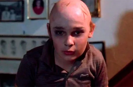 Tommy Jarvis afeitándose la cabeza en viernes 13 parte 4