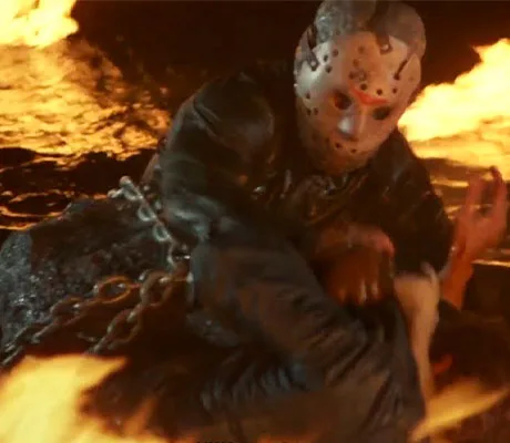 Jason encadenado y quemándose vivo en Viernes 13 parte 6