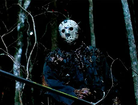 Jason con una guadaña en viernes 13 parte 7