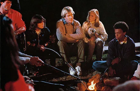 Jóvenes reunidos en una hoguera, Viernes 13 parte 2