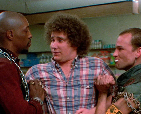 El bromista Shelly siendo agarrado por dos motoristas cabreados en Viernes 13 parte 3