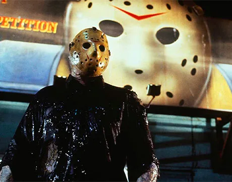 Jason delante de un cartel de hockey con una máscara muy parecida a la suya