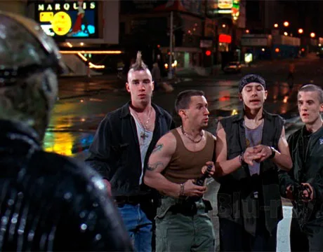 Jason asustando a una panda de matones