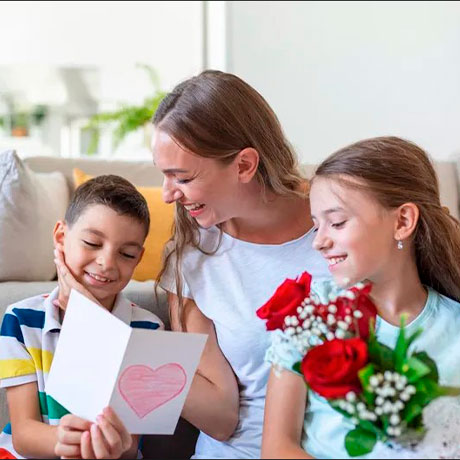 Una madre con sus dos hijos