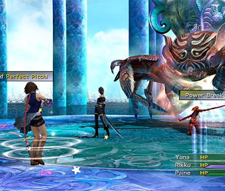 Yuna, Paine y Rikku enfrentándose a un cangrejo gigante en Final Fantasy X-2