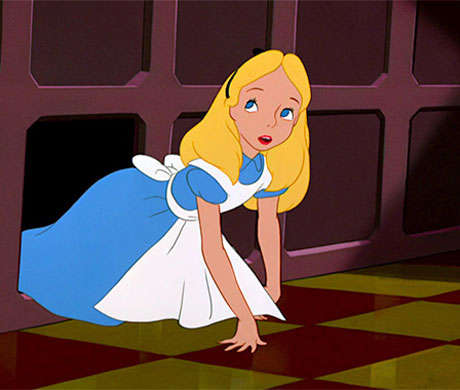 Imagen de Alicia entrando en un cuarto a través de un compartimento en la película de Alicia en el País de las Maravillas.