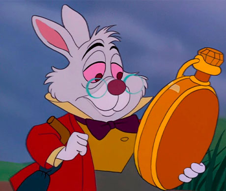 Imagen del conejo blanco mirando su reloj en la película de Alicia en el País de las Maravillas.