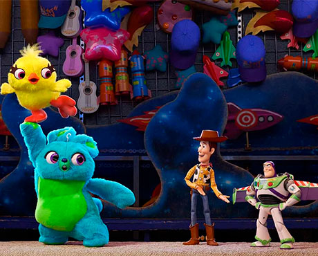 Bunny y Ducky junto a Woody y Buzz en Toy Story 4
