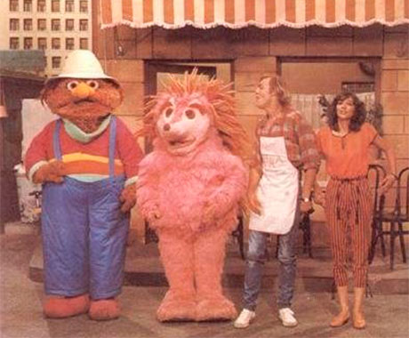 Imagen de Espinete con sus compañeros en la serie Barrio Sésamo.