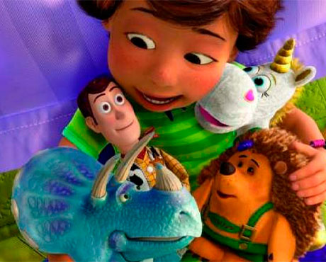 Bonnie con Woody y sus juguetes jugando juntos