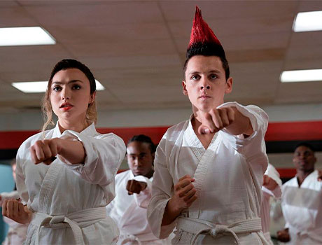 Tory y Eli en Cobra Kai