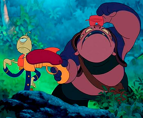 Teniente Pleakley tapando el agujero de la pisto de Jumba en Lilo y Stitch