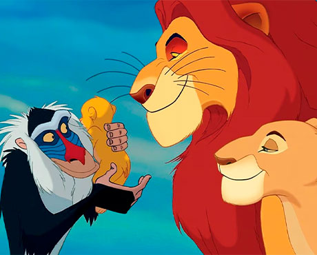 Rafiki sujetando a Simba al lado de Mufasa y Sarabi en el Rey León