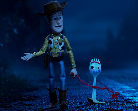 Woody caminando con Forky intentando convencerle de que vuelva con Bonnie