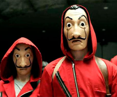 Miembros de la banda con máscaras de Dalí en La Casa de Papel