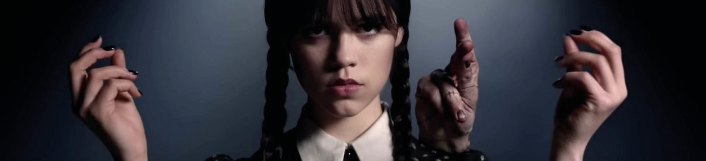 Miércoles Addams y Cosa en la serie Wednesday