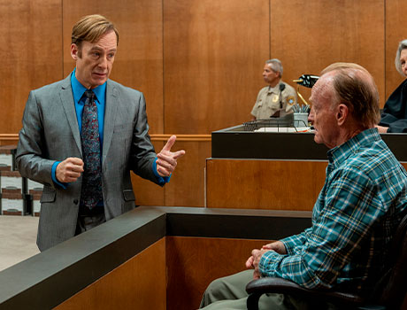 Imagen de Saul ejerciendo de abogado en un juicio en la serie Better Call Saul.