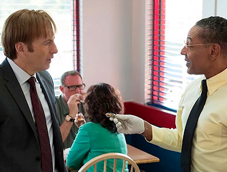 Imagen de Saul hablando con Gus en la serie Better Call Saul.