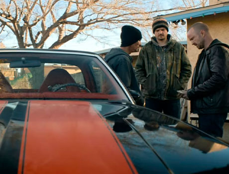 Imagen de Jesse Pinkman junto a Skinny Pete y Badger al lado de un Chevrolet en la película El Camino de Breaking Bad.