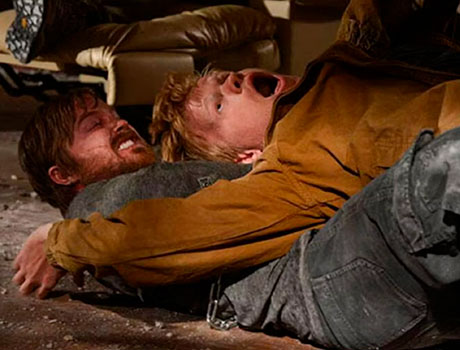 Imagen de Jesse Pinkman estrangulando a Todd en la película El Camino de Breaking Bad.