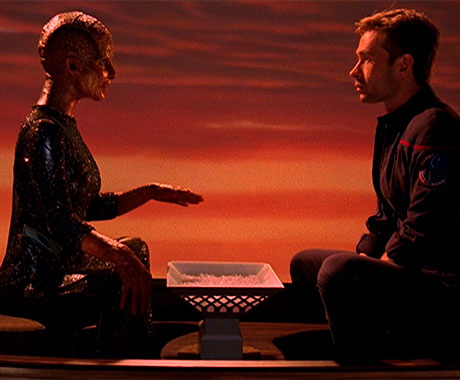 Malcolm Reed con un alienígena en Star Trek Enterprise