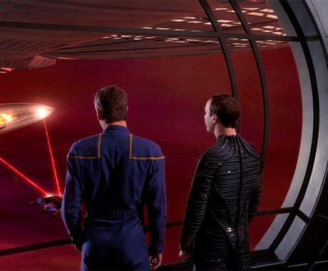 Capitán Charlse Tucker obserbando el espacio exterior en la serie Star Trek Enterprise