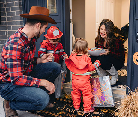 Niños haciendo Truco o Trato en una casa el día de Halloween
