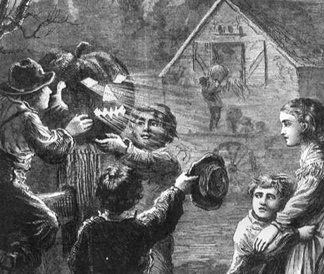 Hombre encendiendo linterna dentro de una calabaza tallada para halloween