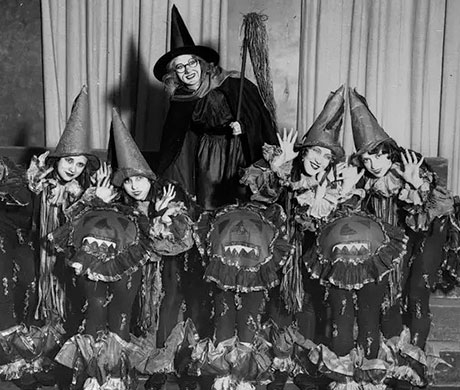 Un grupo de chicas disfrazadas de brujas para Halloween