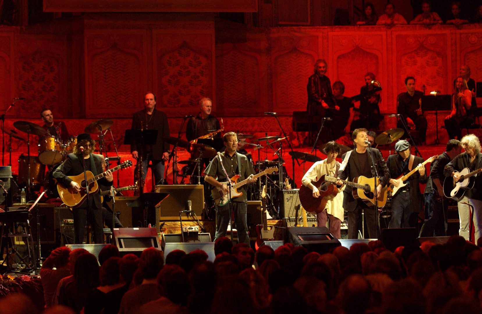Paul McCartney y George Harrison tocando junto a varios artistas