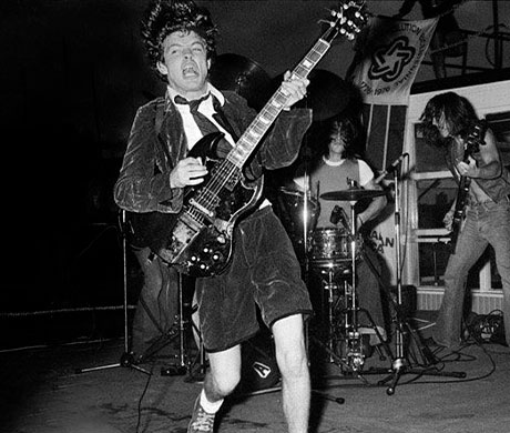 Fotografía de Angus Young tocando la guitarra en un concierto para ACDC.