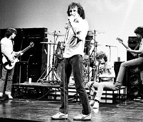 Fotografía del grupo de ACDC en un escenario para el primer concierto con el cantante Bon Scott.