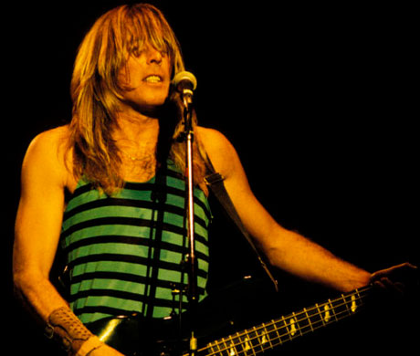 Fotografía del guitarrista Malcolm Young tocando y cantando en un concierto de ACDC.