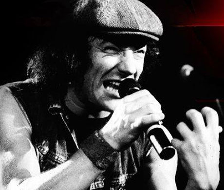 Fotografía del cuarto cantante de ACDC Brian Johnson, mientras canta.