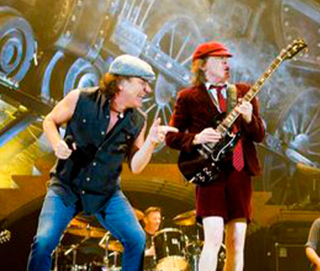Fotografía de Brian Johnson y Angus Young tocando en un concierto de ACDC.